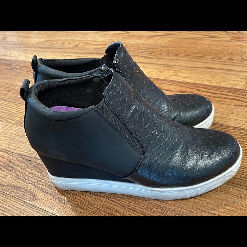 Black fashion wedge sneaker